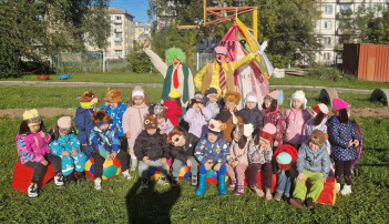 Ах ярмарка, ах ярмарка как ты хороша, у русского народа широкая душа! Ах ярмарка, ах ярмарка как ты хороша, у русского народа широкая душа!.