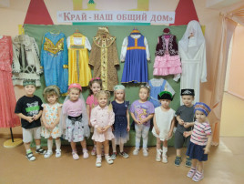 Выставка национальных костюмов «Народный колорит» в «Улыбке» Выставка национальных костюмов «Народный колорит» в «Улыбке».